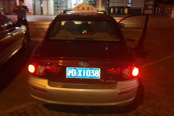 出租統(tǒng)一亮紅色“電調(diào)”燈查非法客運(yùn)，上海創(chuàng)建路查方法查獲9輛克隆車