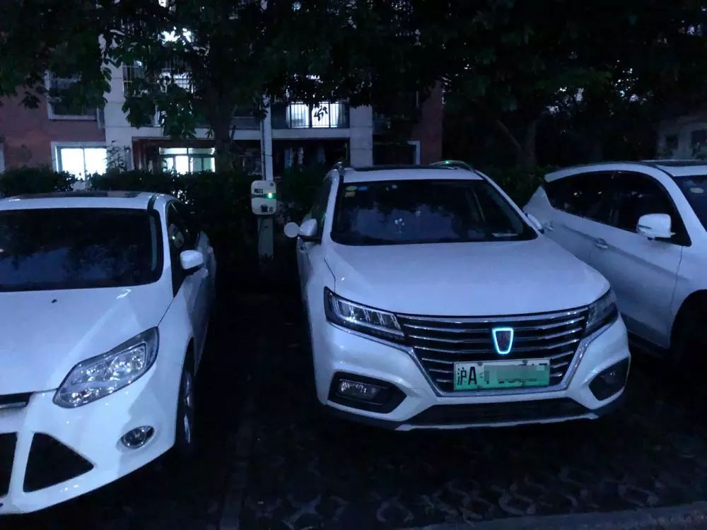 想給車充電得開10公里！如何解決出租車夜間“一樁難求”？