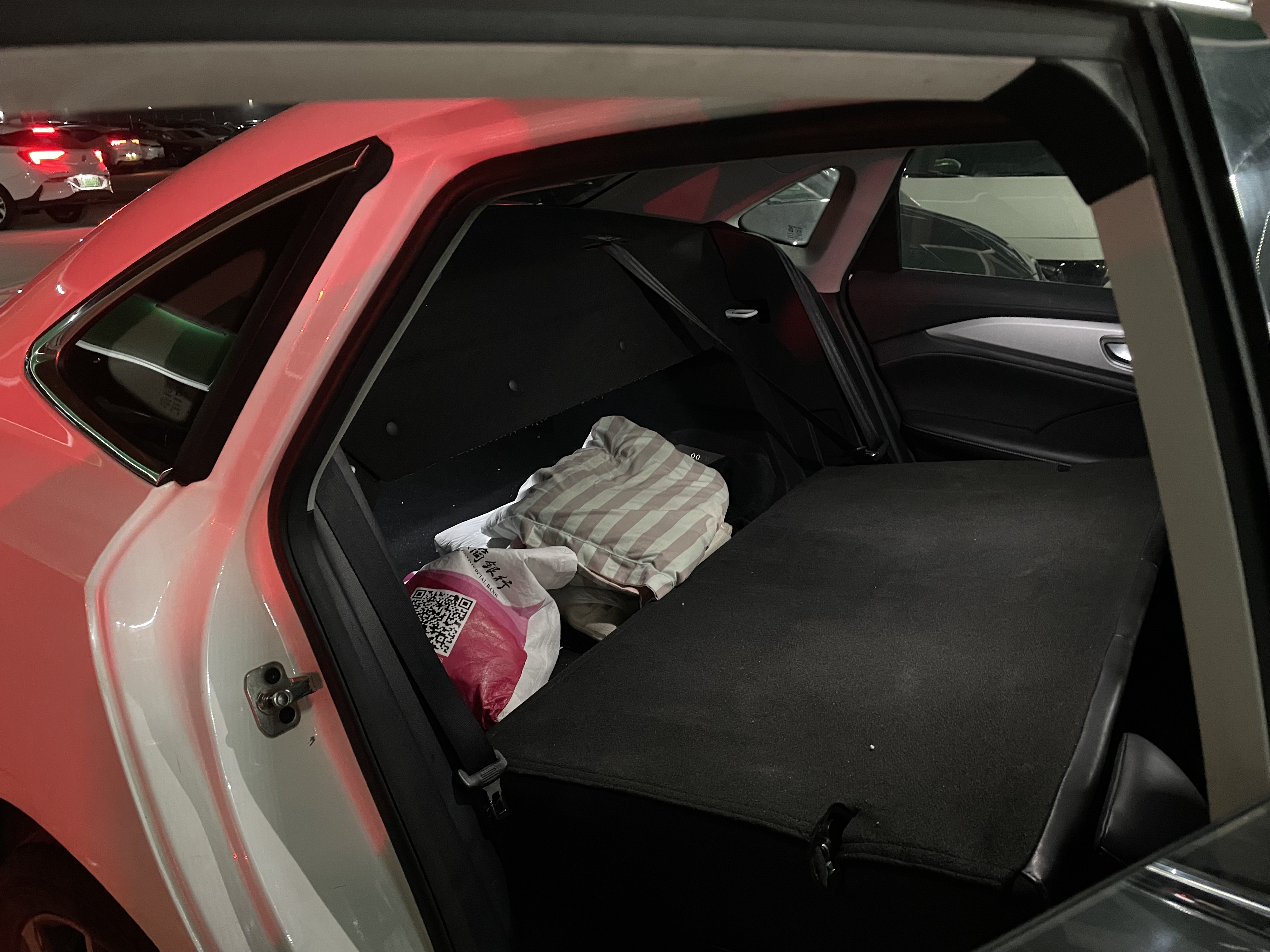 網(wǎng)約車司機(jī)，“卷”在車流里