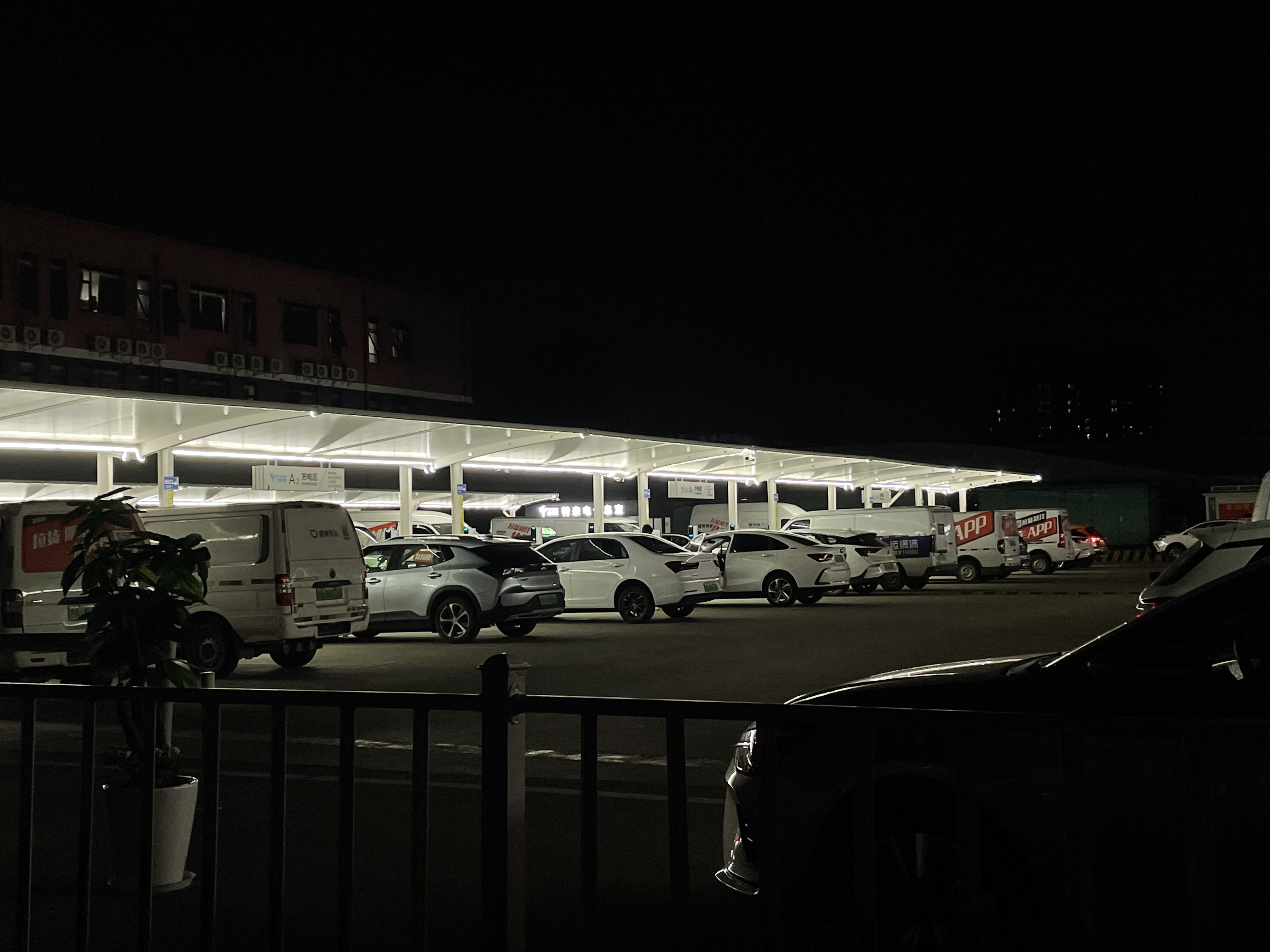 網(wǎng)約車司機(jī)，“卷”在車流里